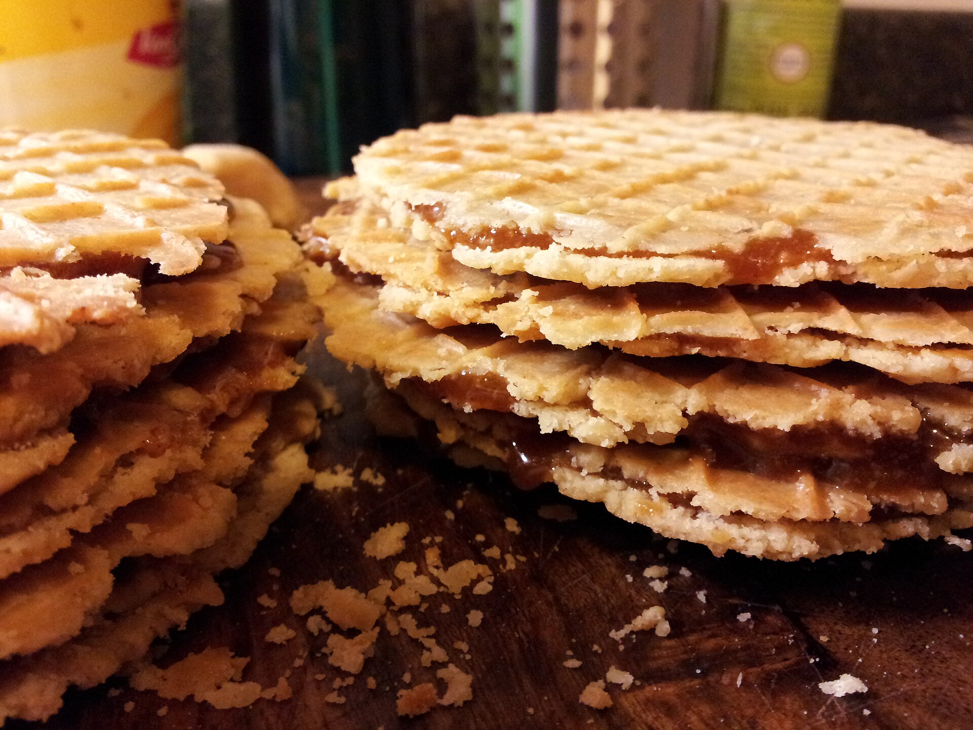 Traditionele ronde stroopwafels met zichtbare karamelvulling